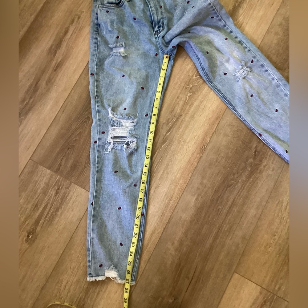 Tinsel Women’s Distressed Jeans With Embroidered Lips Size 26 High Waisted - Picture 9 of 10